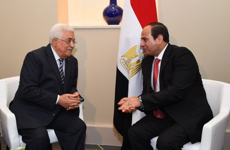 الرئيس المصري عبد الفتاح السيسي ورئيس السلطة الفلسطينية محمود عباس