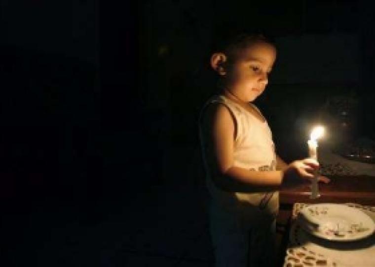 الشعب الفلسطيني مازال يعاني انقطاع الكهرباء