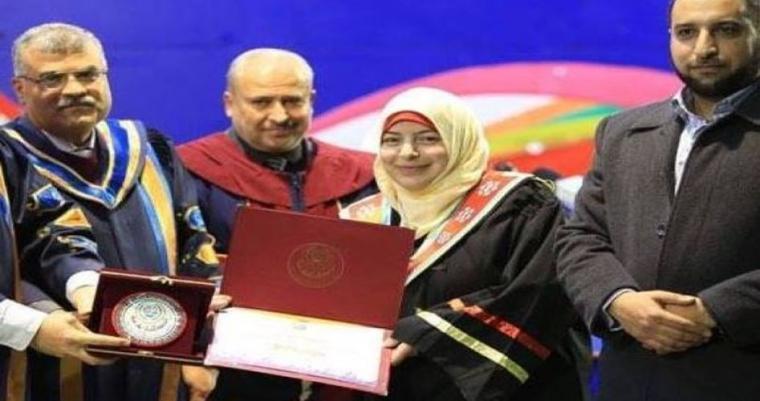 ناهد عصيدة زوجة الشهيد "مازن فقها" تتسلم شهادة تخرجها من الجامعة الاسلامية برفقة زوجها
