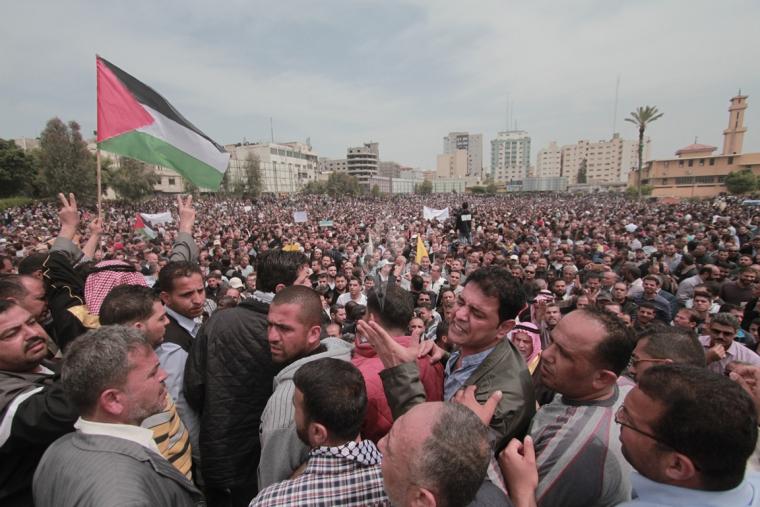 جانب من احتجاجات موظفي السلطة في غزة بعد إجراء الخصومات على رواتبهم