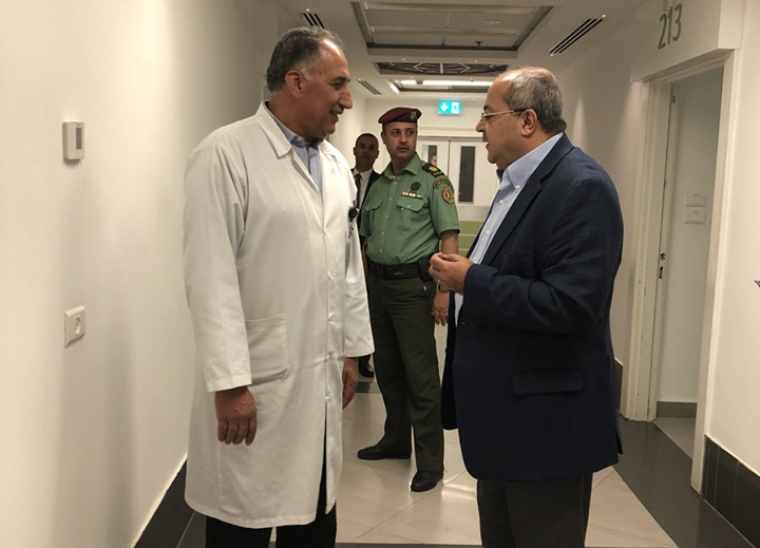 النائب احمد الطيبي يزور رئيس السلطة في المستشفى الاستشاري 