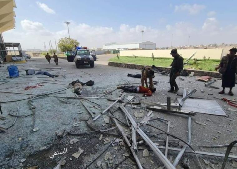 فيديو قتلى وجرحى في انفجارين بمطار عدن في اليمن.JPG
