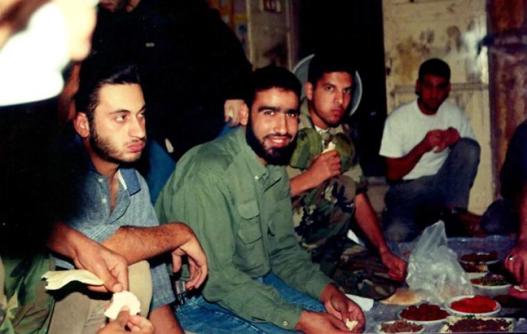 الشهيد القائد محمود طوالبة قبل استشهاده في معركة جنين إلى جانب رفاقه من التنظيمات الفلسطينية