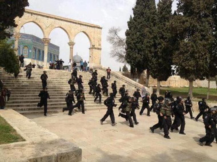 شرطة الاحتلال تقتحم المسجد الاقصى وتهاجم المصلين