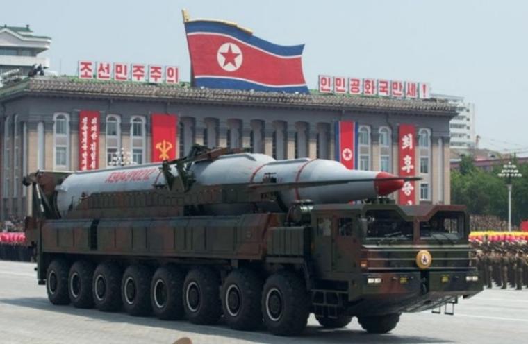 كوريا الشمالية تستعرض أسلحتها النووية 
