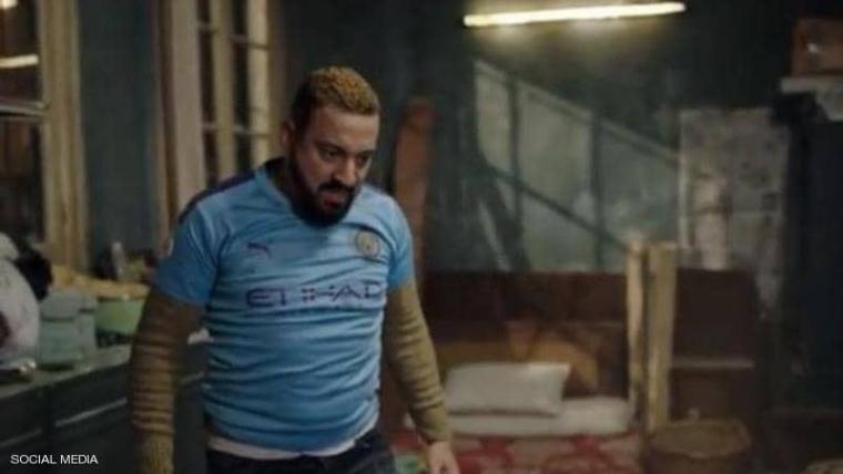 محمد دياب يرتدي زي مانشستر في مسلسل البرنس