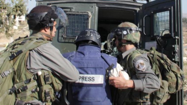 قوات الاحتلال تعتقل صحفي