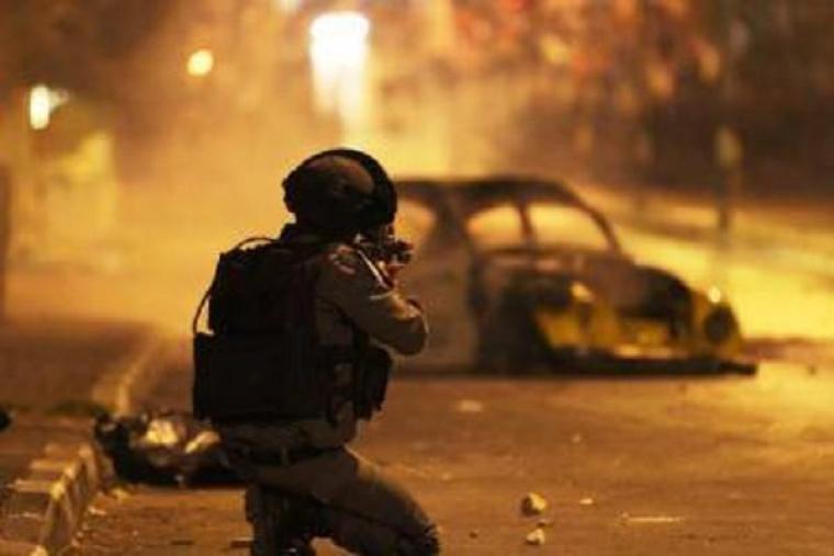 أرشيف ( صورة لجندي إسرائيلي يصوّب بندقيته تجاه المواطنين)