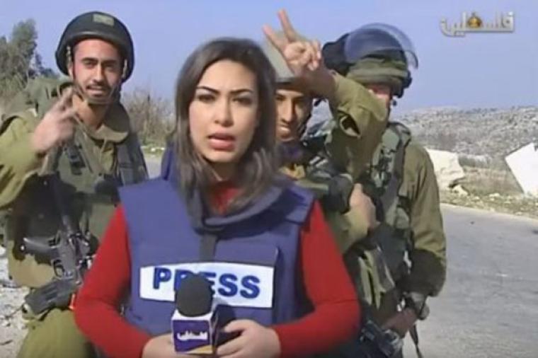 جنود يضايقون مراسلة فلسطين