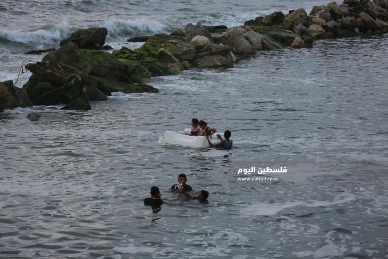 بحر غزة من حرارة الجو وانقطاع التيار الكهربائي (2).JPG