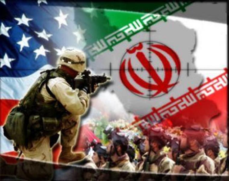 جندي أمريكي يوجه سلاحه على العلم الإيراني