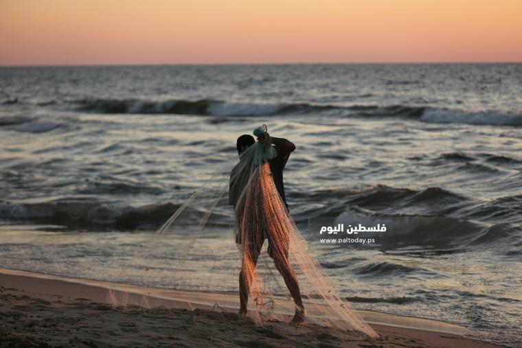 صياد فلسطيني يمارس مهنة الصيد على الشاطئ (2).JPG