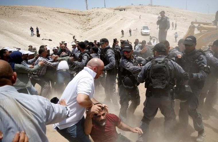 شرطة الاحتلال تعتدي على النقب