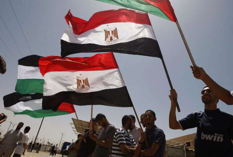 مواطنون يرفعون العلم المصري في قطاع غزة