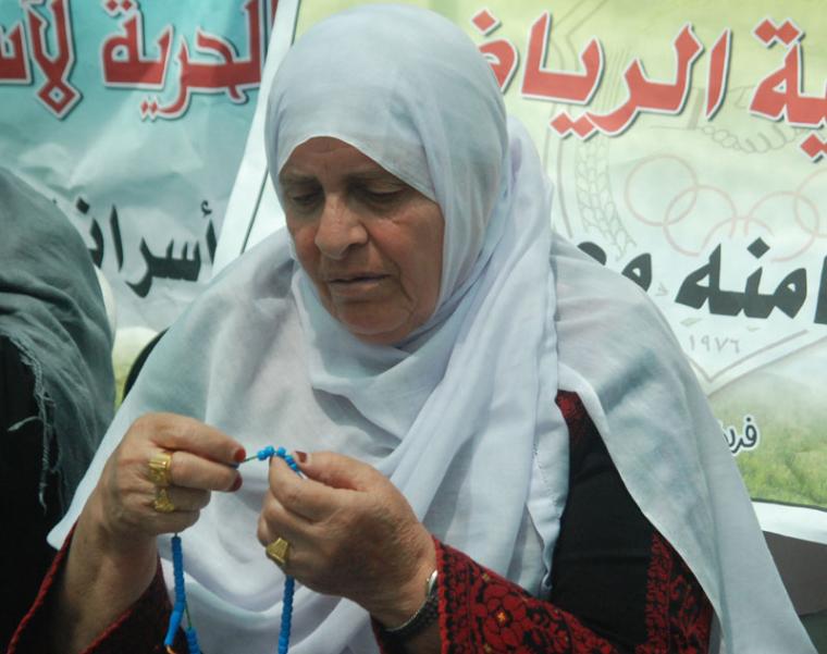 والدة الاسير ابراهيم بارود تضرب عن الطعام تضامناً مع الأسرى