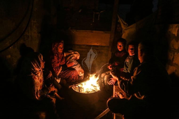 أرشيف (صورة لعائلة غزية أثناء قطع الكهرباء)