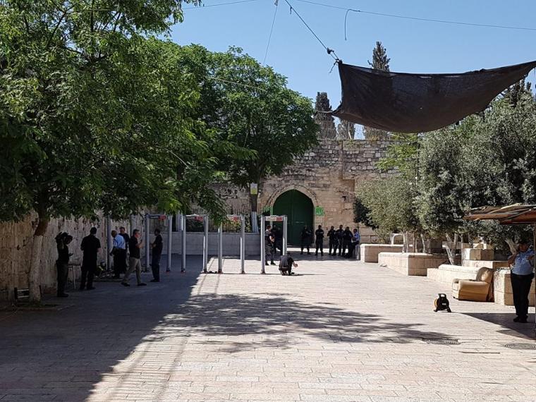 موظفو الأوقاف يرفضون الخضوع للتفتيش قبل دخول الأقصى