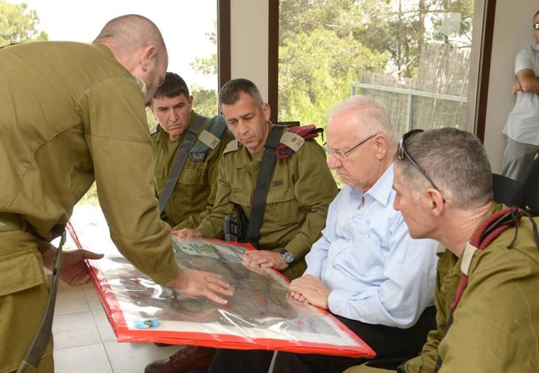 رئيس دولة الاحتلال رؤوفين ريفلين خلال جلسة مع قادة جيش الاحتلال 