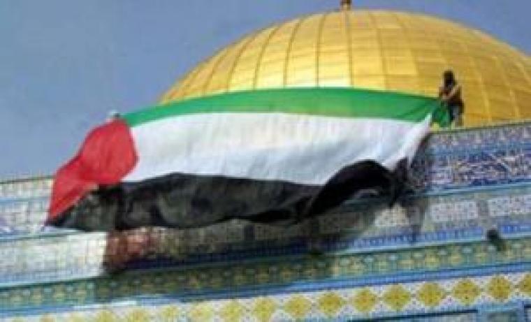 علم فلسطين يرفرف على قبة الصخرة
