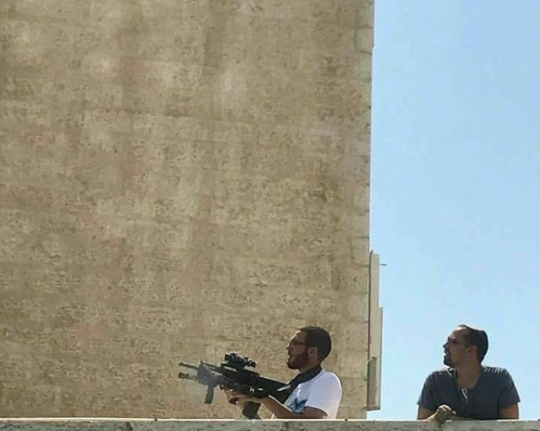 مستوطن يطلق النار تجاه المتظاهرين في باب العامود