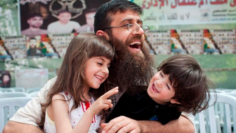 الشيخ الاسير خضر عدنان مع اطفاله