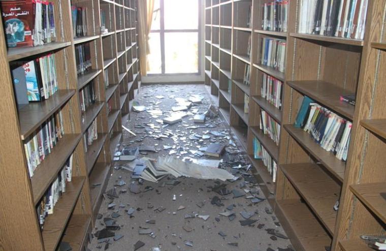 جانب من الاضرار التي اصابت مكتبة جامعة الازهر بغزة