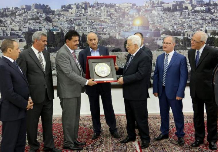 الرئيس محمود عباس أثناء استقبال بعثة الشجاعية