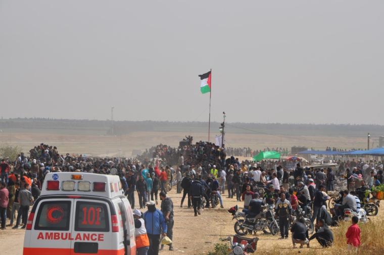 متظاهرين سلميين على حدود قطاع غزة
