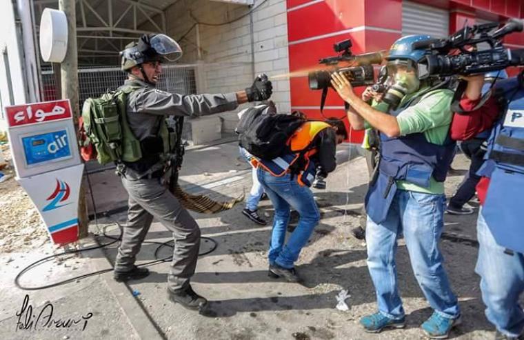 جندي يرش الغاز في وجه الصحفيين في بيت ايل