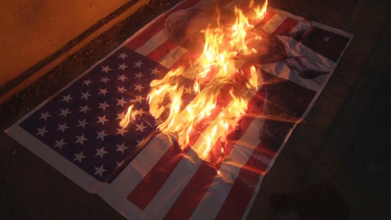حرق صورة ترامب وعلم الولايات المتحدة