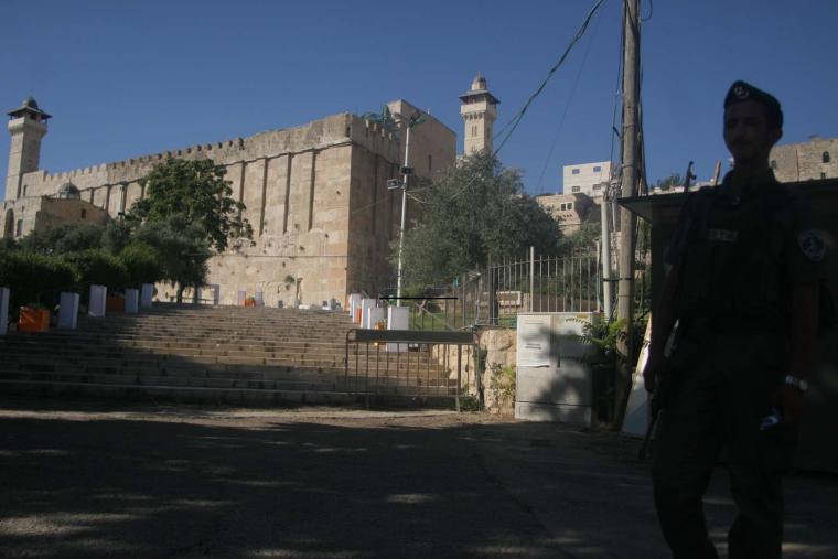 جندي إسرائيلي لحماية المستوطنين في الحرم الإبراهيمي