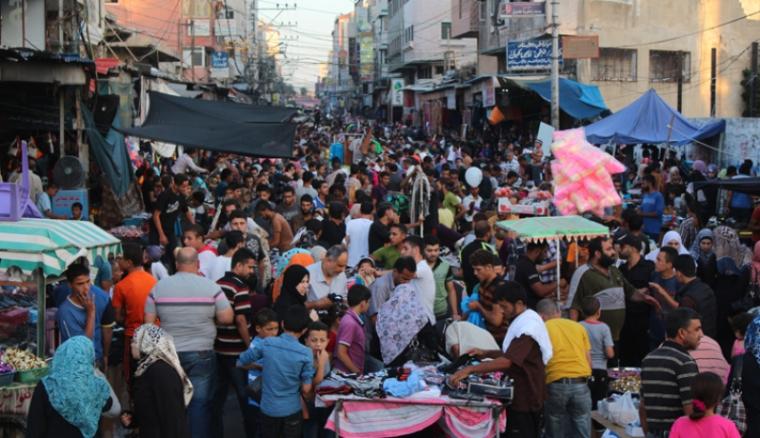 ازدحام شديد في أسواق غزة