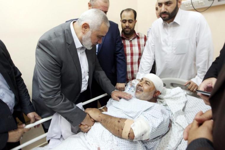 توفيق أبو نعيم خلال زيارة هنية له بعد إصابته 