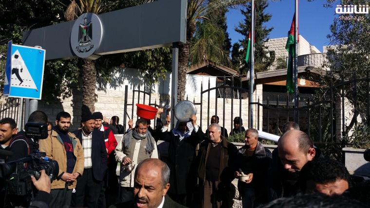 موظفو غزة يقتحمون مقر مجلس الوزراء 