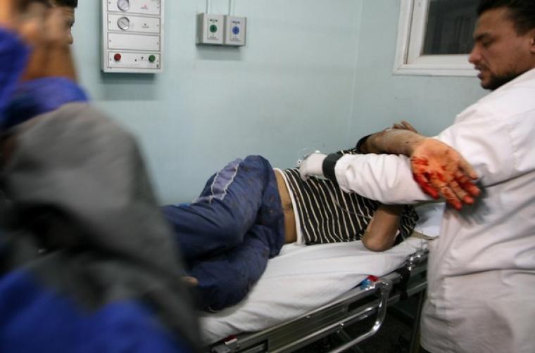 من الارشيف.. طفل مصاب يتلقى العلاج