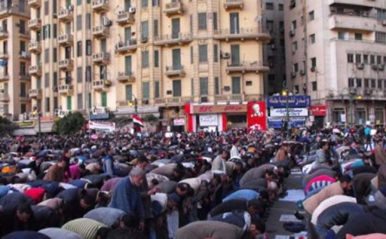 المصريون يؤدون صلاة الجمعة بميدان التحرير 