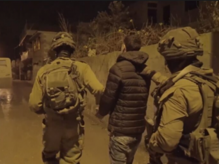 قوات الاحتلال تعتقل مواطناً في الضفة