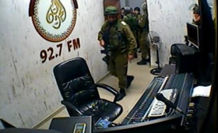 جانب من اقتحام الاحتلال لمقر إذاعة الحرية في الخليل
