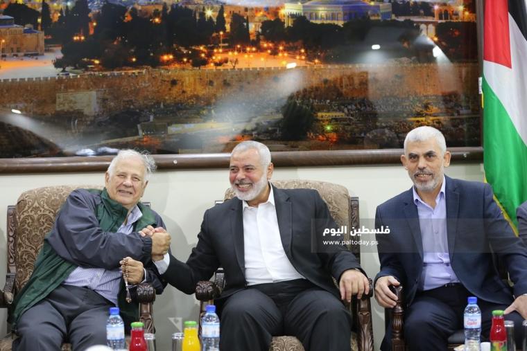 ناصر قدم قنينة زيت زيتون لهنية خلال لقاء لجنة الانتخابات بحركة حماس
