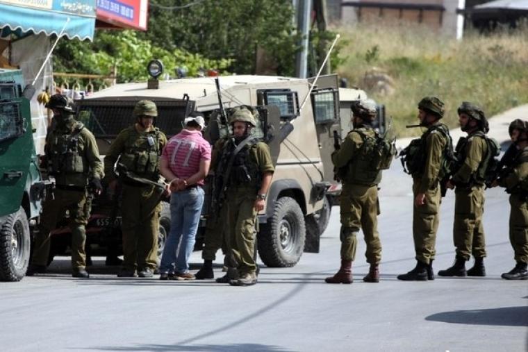 قوات الاحتلال تعتقل ثلاثة مواطنين من الضفة