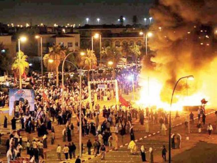 متظاهرون يحرقون مقراً انتخابياً