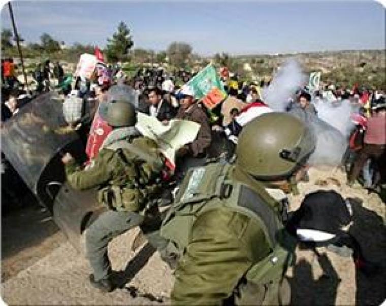 الاحتلال يقمع مسيرة سلمية في الضفة الغربية