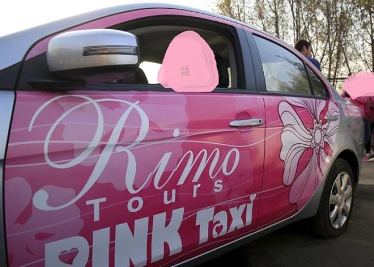 التاكسيات الوردية معروفة عالمياً انها مختصة غالبا في نقل لنساء 
