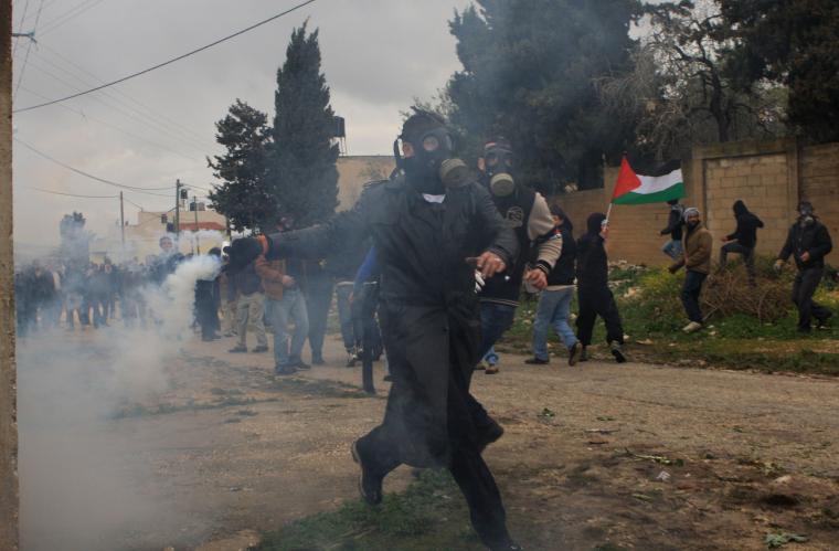 مواطنون يلقون قنابل الغاز على قوات الاحتلال بمسيرة كفر قدوم الأسبوعية- أرشيف