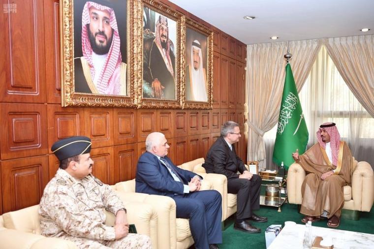 السفير عبدالله الأغا خلال زيارته للأمير خالد بن عبدالعزيز