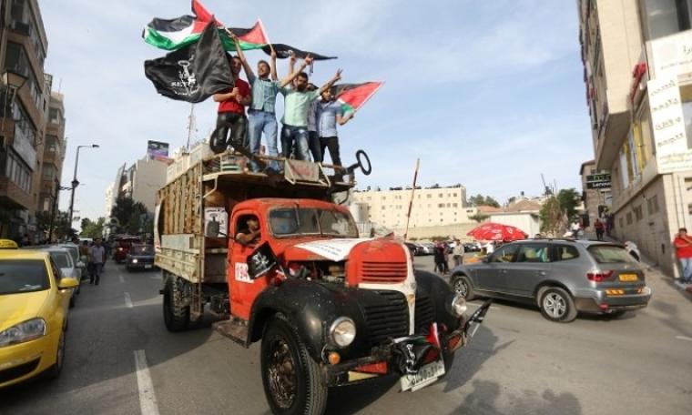 شاحنة تحمل اعلام فلسطين