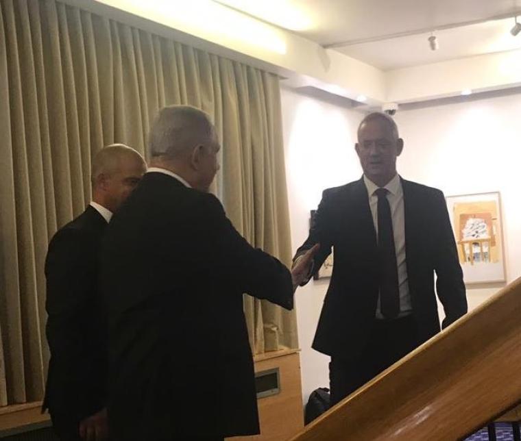 نتنياهو وغانتس يتصافحان في منزل رئيس الكيان الاسرائيلي رؤوفين ريفلين