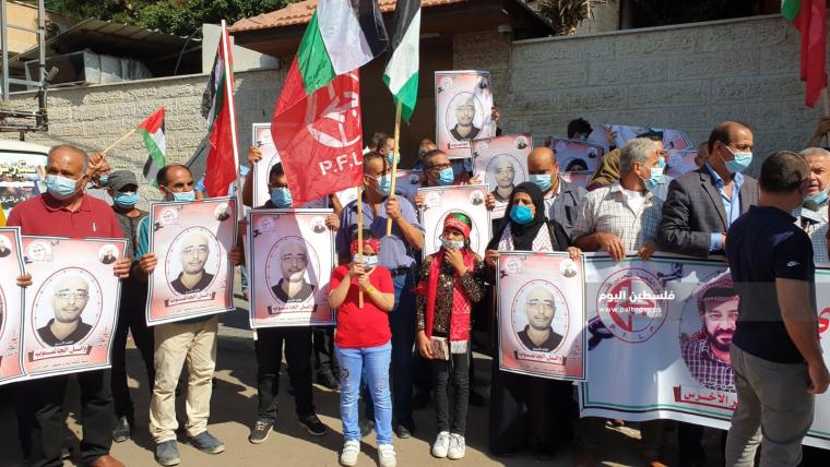 تواصل فعاليات التضامن مع الأسير ماهر الأخرس بغزة أمام مقر الصليب الأحمر (14)