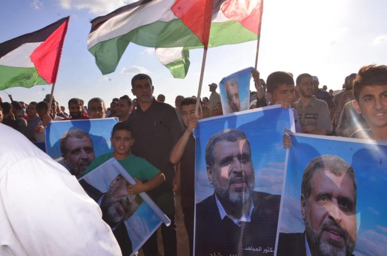 متظاهرون يرفعون صور الامين العام للجهاد الاسلامي د. رمضان عبدالله شلح