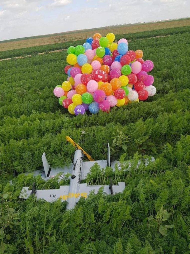 بالونات تحمل مجسماً لطائرة